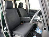 運転席のスペースはゆったりしていて、視界も広く確保されているので普段の運転からロングドライブまで快適です。