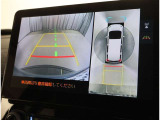 パノラミックビューモニター付きです。車両を上から見たような映像をディスプレイオーディオ画面に表示。運転席からの目視だけでは見にくい、車両周辺の状況をリアルタイムでしっかり確認できます。