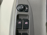 狭い駐車場で便利な電動格納ドアミラーが付いています。