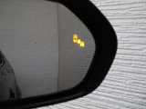 隣車線を走る車両をレーダーで検知し、ドアミラーでは確認しにくい後側方エリアに存在する車両に加え、急接近してくる車両も検知します。車両を検知するとドアミラーに搭載されたLEDインジケーターが点灯します。