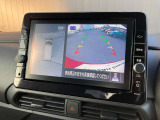 アラウンドビューモニターです。上空からお車の周りを見る感覚で表示されますので、車庫入れ安心です。