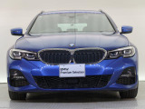 【キドニーグリル】BMWの代名詞。一目見ただけでBMWであると認識できる確固たるアイコンとして存在感を放ちます。