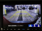 【バックカメラ】運転が苦手な方も車庫入れラクラクです!ギアをリバースに入れれば自動的に切り換わりますので、面倒な操作は不要です♪狭い駐車場もお車を傷つけず安心ですね!