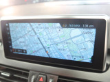 【純正ナビゲーション】BMWのナビゲーションは操作性も良く、詳細な地図情報と交通状況を見やすく表示し、快適なドライビングをサポートしながら目的地までナビゲートします。