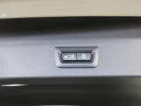 【パワーゲート】電動パワーゲートです。開閉がボタン1つで開け閉め行えます。また、状況に応じてのトランクハッチ開閉量を簡単に設定可能です。スマートオープナーも便利な機能です。ぜひお試しください。