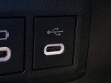 こちらのクルマはUSB接続コネクタも装備されています♪スマホの充電などにお使い下さい。ご旅行中での充電切れも、これなら心配いりませんね!