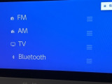 Bluetooth(ブルートゥース)接続機能付き。スマートフォンなどからお気に入りの音楽をワイヤレス再生できます。ドライブがさらに楽しくなりますね。
