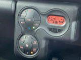 【オートエアコン】一度お好みの温度に設定すれば、車内の温度を検知し風量や温度を自動で調整。暑い&hellip;寒い&hellip;と何度もスイッチ操作をする必要はありません。快適な車内空間には必須の機能ですね♪