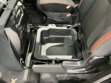 助手席のシート下には便利な収納スペースがあります。