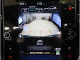 後方映像を11.6インチディスプレイに表示し、ステアリング連動ガイドラインが駐車をサポート。さらに後退時はリヤ4センサーが障害物を検知し、必要に応じてブレーキが作動します。