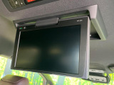 【フリップダウンモニター】大画面モニターで後席でもエンタメをお楽しみいただけます。小さなお子様にも大人気の装備です♪