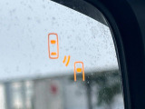 【リヤビークルディティクション】走行中、ドアミラーの死角になりやすい箇所に後続車が接近するとサイドミラー付近に警告を表示、ドライバーに注意喚起と、万一の際はハンドル操作をアシストをします。