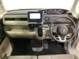 車内は光触媒抗菌消臭施工済です。インパネ周りはスタイリッシュなデザインで機能や装備も充実しています。グローブボックスやカップホルダーのほかにトレーなどたくさんの収納スペースが付いています。
