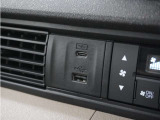 ◆USB接続端子◆スマホやiPodなどを接続して、いつもの音楽を車内でもお楽しみいただけます♪