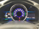 ハイブリット車専用のメーターです。中央のスピードメーターより左右のサブデスプレイで燃費や動力伝達などの情報が見れるようになっています。