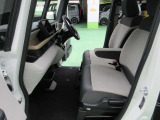 ラブラブ!!(照)運転席・助手席の行き来もしやすく、駐車時に役立ちます!また、開放感もいいですね。一度体感されるとクセになりますよ!