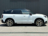 【ショールーム】ショールーム内にも車両を展示し、MINI好きなお客様にとって居心地のよい空間づくりを行っております。見学だけでも結構ですので、インターパークでのお買い物がてらぜひご覧にいらしてください。