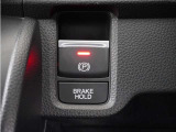 電子制御パーキングブレーキ搭載で指一本で簡単に操作することができます。さらに停車中に、ブレーキペダルを踏み続けなくても、自動的にブレーキを保持する機能である、オートマチックブレーキホールド付きです。