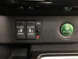 リアドアは乗り降りに便利な両側電動スライドドアです。また運転席に座っていながらスイッチ操作で自在にスライドドアを開け閉めできます。燃費に役立つECONボタンもここです。