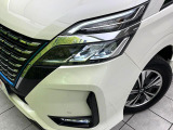 【LEDヘッドライト】悪天候や夜間走行時も良好な視界を確保し安心して運転できる高輝度LEDヘッドライトを装備!点灯速度が早く、消費電力も抑えられています。