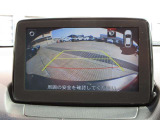 カラーで後方映像をモニターに映し出してくれるので、ショッピングモールのような狭い駐車場であったとしても障害物を見つけ、楽々駐車することができますね。