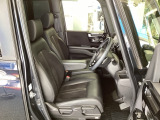 フロント広々、ベンチシートの運転席は、ハイトアジャスターが付いているので、快適にドライブができます。ハンドルはチルトステアリングで、ハンドル位置を上下に調節できます。