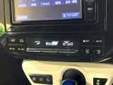 【オートエアコン】一度お好みの温度に設定すれば、車内の温度を検知し風量や温度を自動で調整。暑い&hellip;寒い&hellip;と何度もスイッチ操作をする必要はありません。快適な車内空間には必須の機能ですね♪