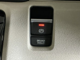 パーキングブレーキはスマートな電子制御式と合わせて渋滞時等にブレーキペダルから足を離しても停車状態を保持してくれるオートブレーキホールド機能で運転が楽になります。スタートはアクセルペダルを踏むだけ