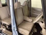座面も厚みがあり背もたれも高く、広い足元にゆったり座れるシートです。運転席と助手席の間が空いている為、助手席側への移動がスムーズです。交通量の多い道でも助手席側から乗り降りができます。