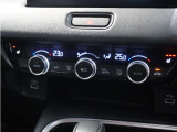 【オートエアコン】温度を設定すれば自動で快適な車内温度を保ちます。エアコン内部の高性能脱臭フィルターで車内のアレルゲンや花粉を除去。