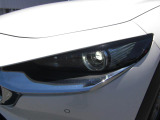 アダプティブLEDヘッドライトは30km/h以上で前方・対向車の部分のみ減光して照射することで相手ドライバーをまぶしくさせることなく明るい視界を確保し、95km/h以上ではヘッドランプの照射角度を上に