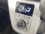 【オートエアコン】一度お好みの温度に設定すれば、車内の温度を検知し風量や温度を自動で調整。暑い&hellip;寒い&hellip;と何度もスイッチ操作をする必要はありません。快適な車内空間には必須の機能ですね♪