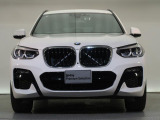 【キドニーグリル】BMWの代名詞。一目見ただけでBMWであると認識できる確固たるアイコンとして存在感を放ちます。