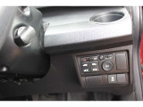 パワースライドドアやドアミラーの操作ボタンです。運転席側のドリンクホルダー下にあります。