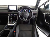 革巻きステアリングで快適な操作性の運転席です。
