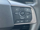 走行中でも、ハンドルから手を離さずオーディオ操作ができるステアリングスイッチ