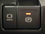 指先だけで簡単に操作が可能な電動パーキングブレーキを採用。「HOLD」スイッチを押すと、渋滞や信号待ちなどでブレーキペダルから足を離しても、ブレーキを保持するので安心です