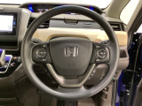 ハンドルにHondaセンシング系のクルーズコントロールやレーンキープアシストなどのスイッチと、オーディオの操作スイッチが装備されています。ハンドルから手を離さず安全に操作できます。