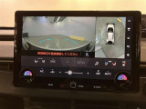 【パノラミックビューモニター】映像で、見づらい車両周辺の確認をアシスト。クルマを真上から見ているような映像を表示。 運転席から確認しにくい車両周囲の状況を把握。