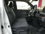 運転席&助手席にはシートヒーター付き☆ステアリングヒーターも付いておりますので、寒い日でも身体の芯から温めてくれるので快適にドライブする事が出来ます。