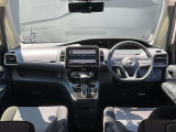 運転席周りになります。内装色はブラックです。