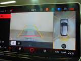ギアをリバースに入れると車両後方の映像を映し出します。画面にはガイドラインが表示され、車庫入れや縦列駐車などの際に安全確認をサポートします。