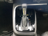 自然に手が届く距離に配置されたシフトレバー。