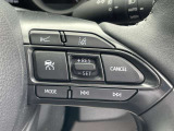 【レーダークルーズコントロール】前方の車両の距離を検知しながら速度を一定に保つ機能です。前方の車両の距離を感知して車間を保つ機能も備わっているので、高速道路の運転も楽々です!