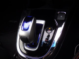 手に馴染むフロアシフトで、運転がさらに直感的で快適に。スタイリッシュなデザインとスムーズな操作感が、毎日のドライブをもっと楽しくします