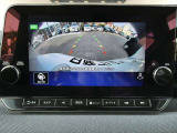 空の上から見下ろすように車の全周囲が表示されるアラウンドビューモニター☆駐車が得意になるとお出掛けも楽しくなります♪
