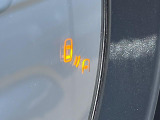 【ブラインドスポットモニター】走行中、ドアミラーの死角になりやすい箇所に後続車が接近するとサイドミラー付近に警告を表示、ドライバーに注意喚起をしてくれます。