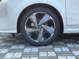 純正アルミホイール。タイヤサイズは205/50R17です。