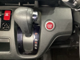 CVT車のセレクトレバーです。低速から高速まで、変速ショックのないスムーズな走りを実現するとともに、エンジン効率のよい領域を維持することで燃費にも貢献します。