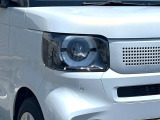 【LEDヘッドライト】悪天候や夜間走行時も良好な視界を確保し安心して運転できる高輝度LEDヘッドライトを装備!点灯速度が早く、消費電力も抑えられています。